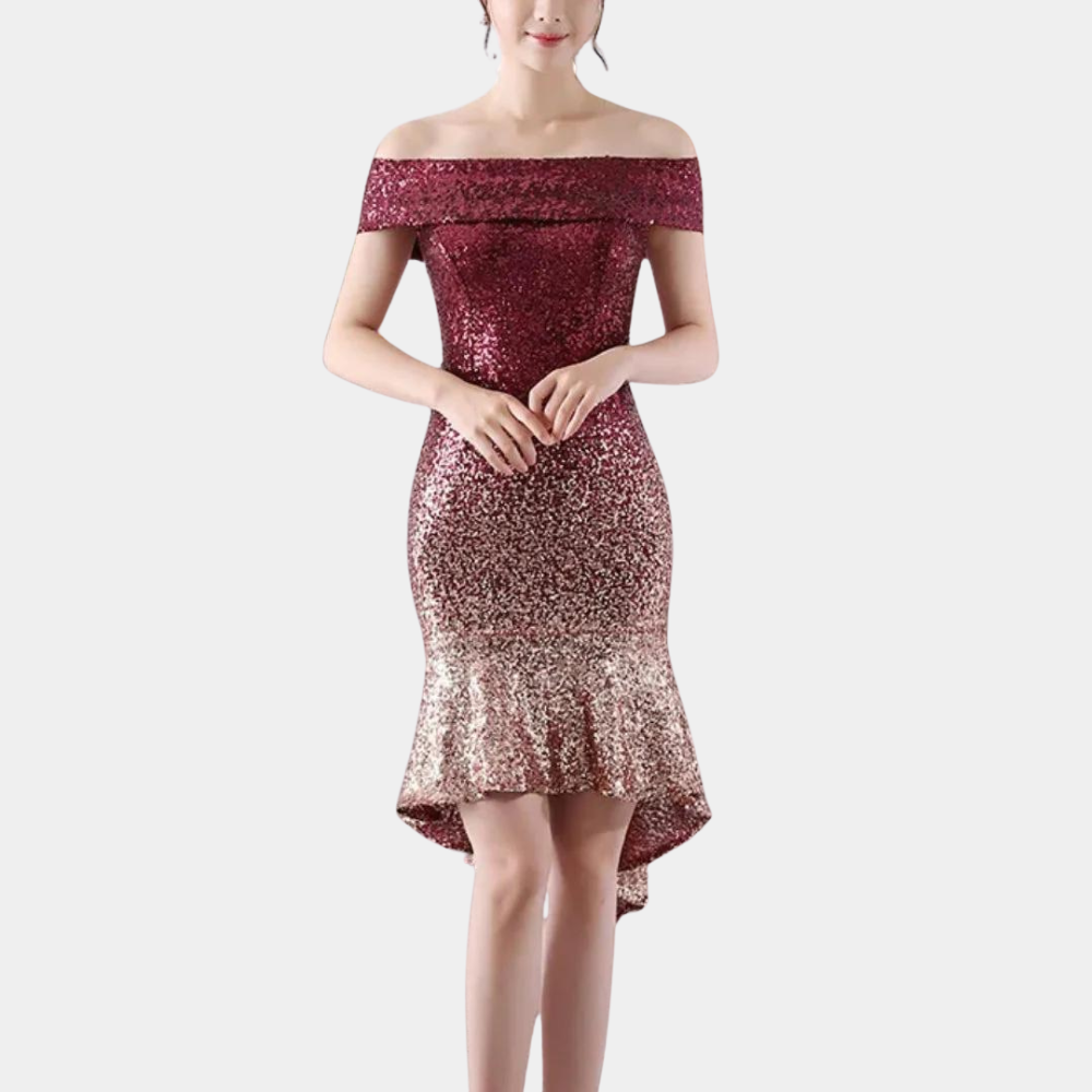 Bordeauxrode off-shoulder glitterjurk, zeemeermin stijl, met pailletten en asymmetrische zoom. Perfect voor feestelijke gelegenheden.