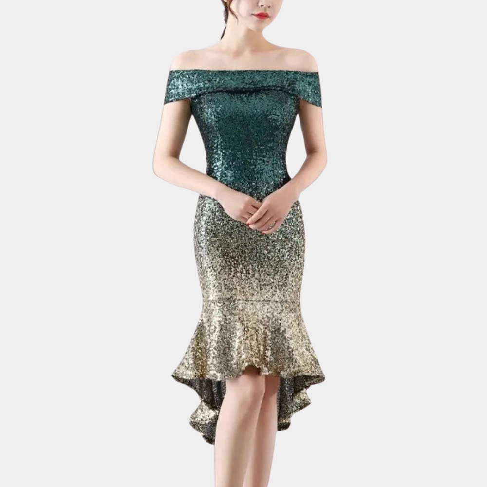 Groene en gouden off-shoulder glitterjurk, zeemeermin stijl, met asymmetrische zoom. Perfect voor feestelijke gelegenheden en avondkleding.