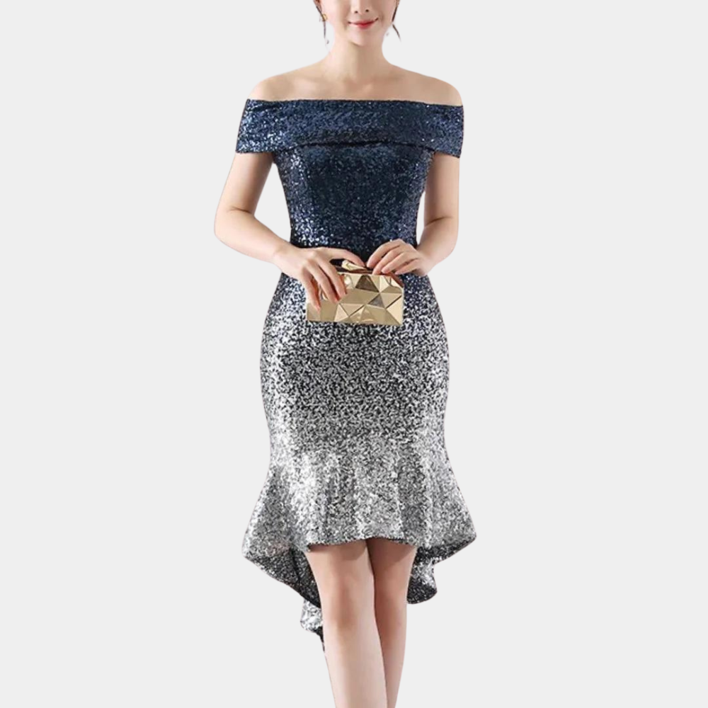 Elegante off-shoulder jurk in marineblauw met glinsterende zilveren pailletten en asymmetrische zoom, gedragen door een vrouw met gouden clutch.