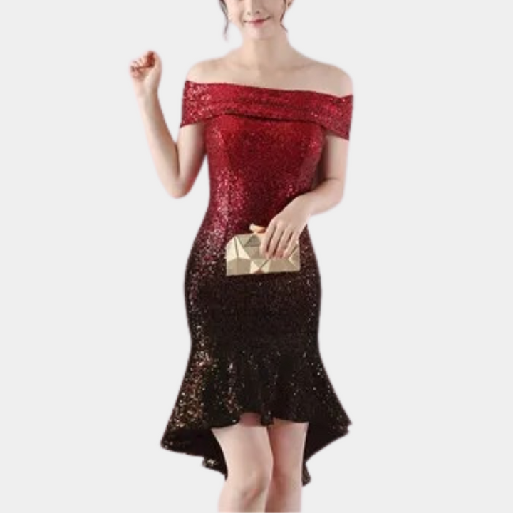 Rode glitterjurk met off-shoulder ontwerp en asymmetrische zoom, gedragen door model met gouden clutch. Perfect voor feestelijke gelegenheden.