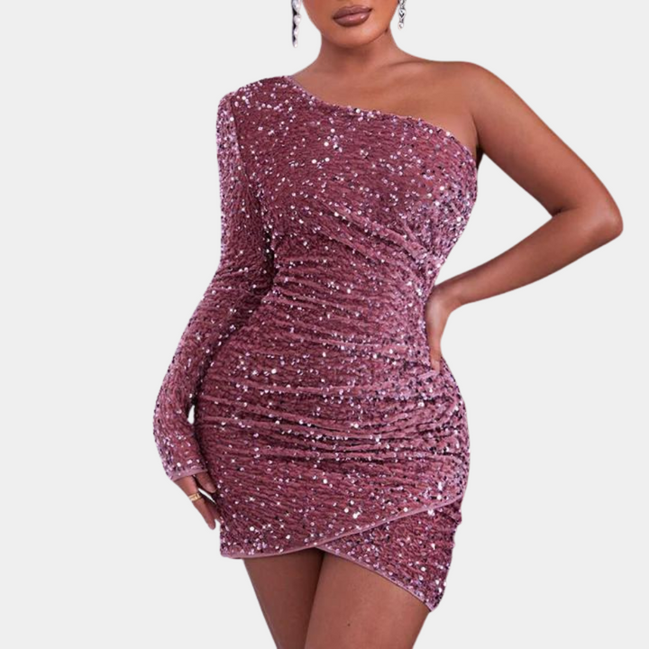 Vrouw in roze, asymmetrische, paillettenjurk met één lange mouw. Perfect voor feestelijke gelegenheden. Trendy avondkleding, elegant design.