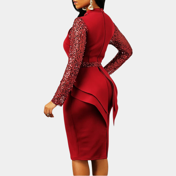 Rode cocktailjurk met paillettenmouwen, elegante tailleband en gelaagde rok. Perfect voor feestelijke gelegenheden en avondkleding.