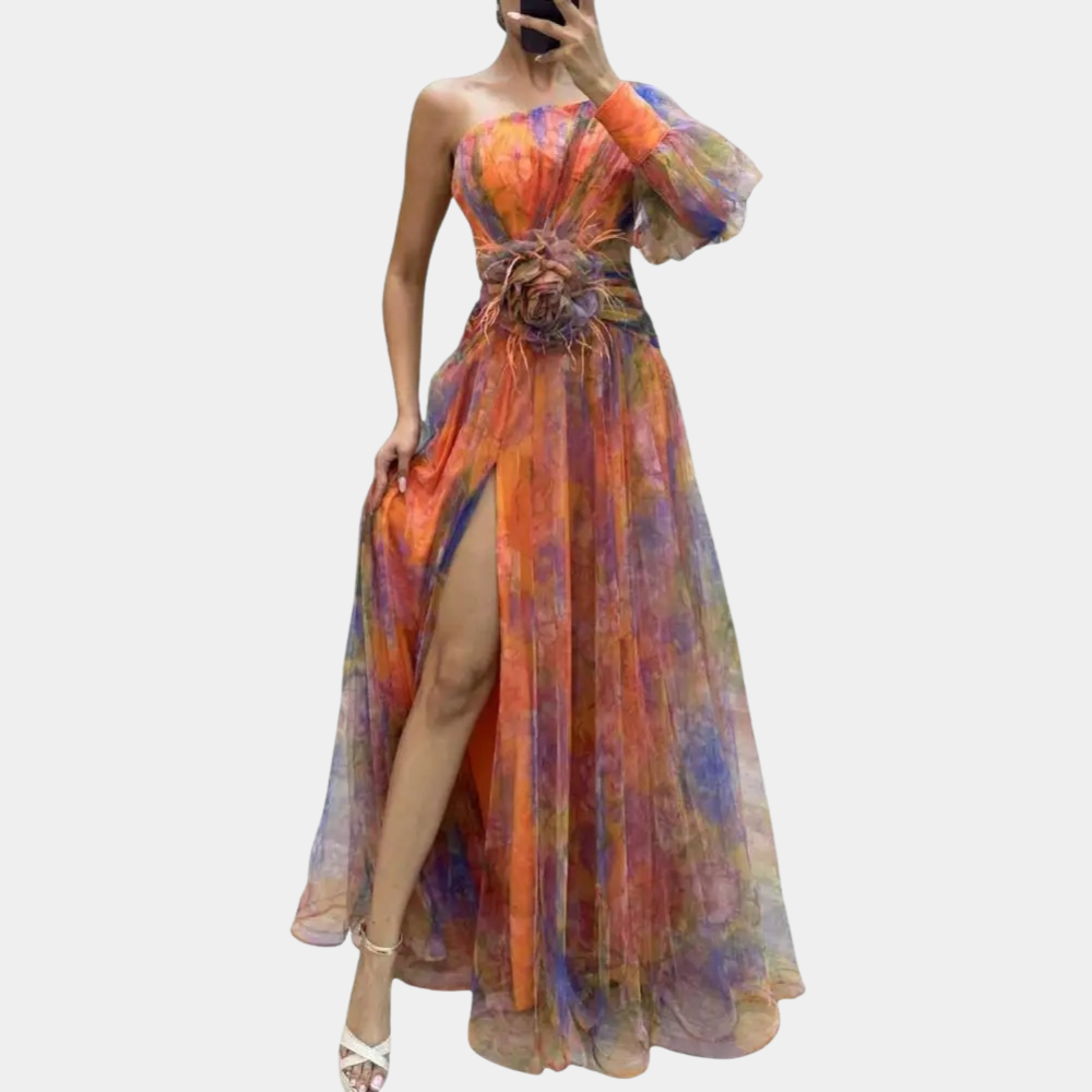Oranje asymmetrische avondjurk met bloemenprint, één mouw en hoge split. Perfect voor galafeesten en speciale gelegenheden. Elegante damesmode.