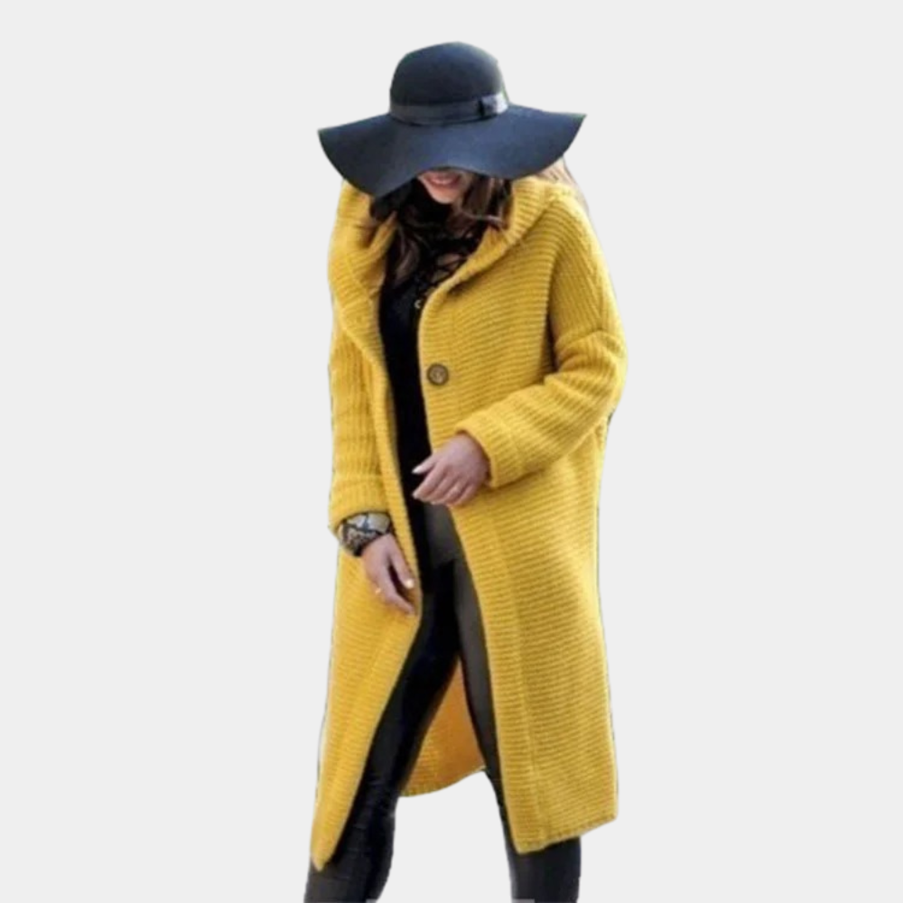 Vrouw in gele wollen jas en zwarte hoed, modieuze herfstkleding, stijlvolle damesmode, trendy outfit, buitenkleding voor koud weer.