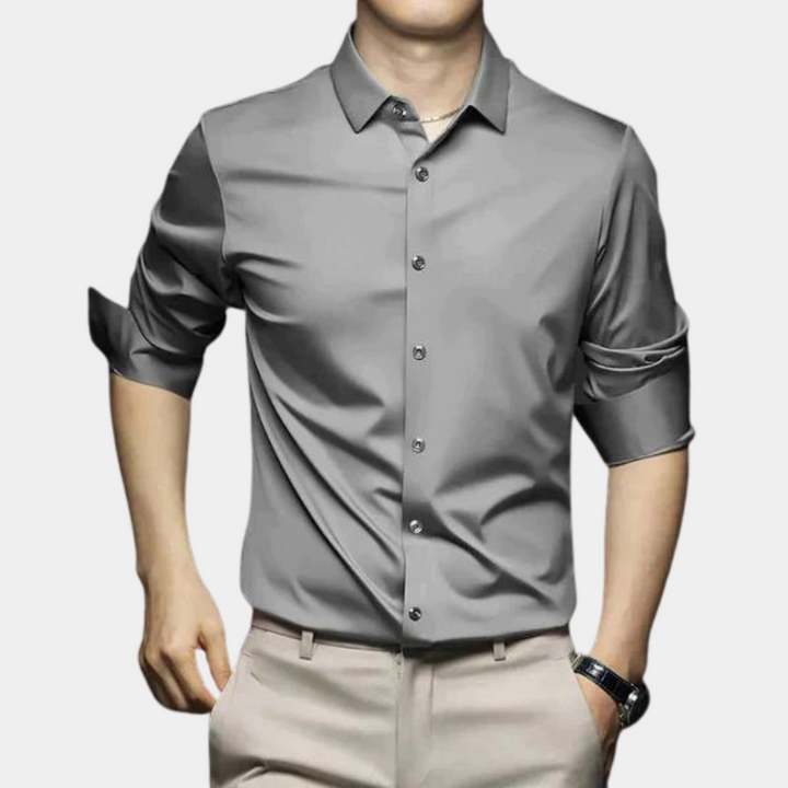 Donkergrijs overhemd voor heren, lange mouwen opgerold, klassieke kraag, knoopsluiting. Stijlvol en modern design, ideaal voor zakelijke of casual outfits.