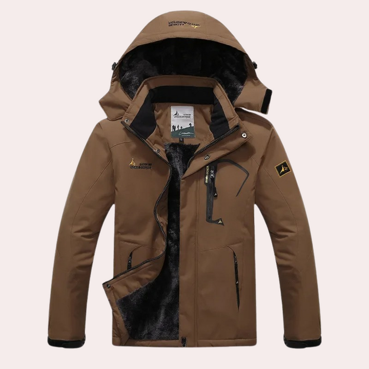 Bruine waterdichte winterjas met capuchon, ritsen en borstzakken. Ideaal voor outdooractiviteiten. Comfortabele en warme herenjas.