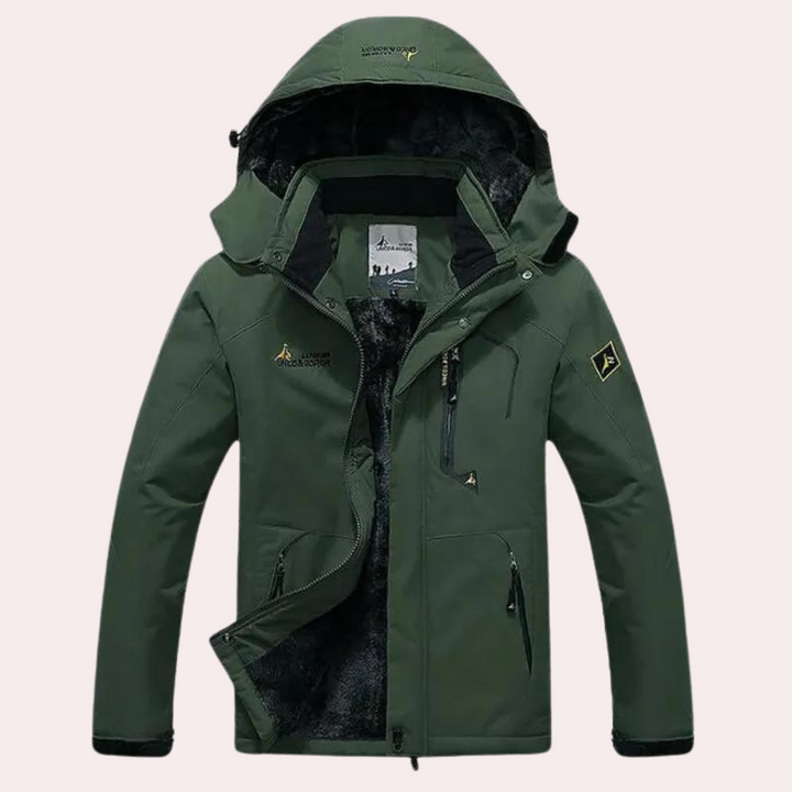 Donkergroene heren winterjas met capuchon, waterdicht en winddicht, met meerdere zakken en fleecevoering. Ideaal voor outdoor activiteiten.