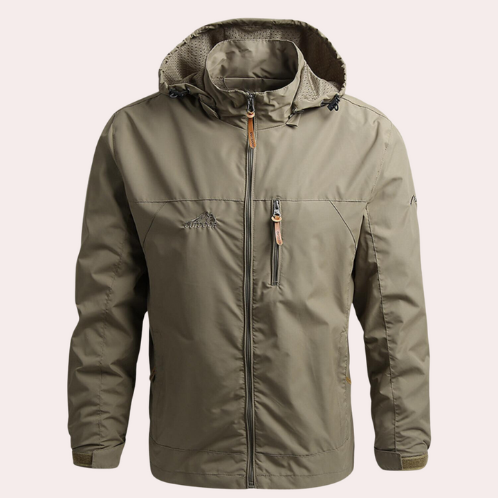 Khaki herenjas met capuchon, ritssluiting en borstzak. Waterdichte outdoorjas, ideaal voor wandelen en casual gebruik. Stijlvol en functioneel ontwerp.