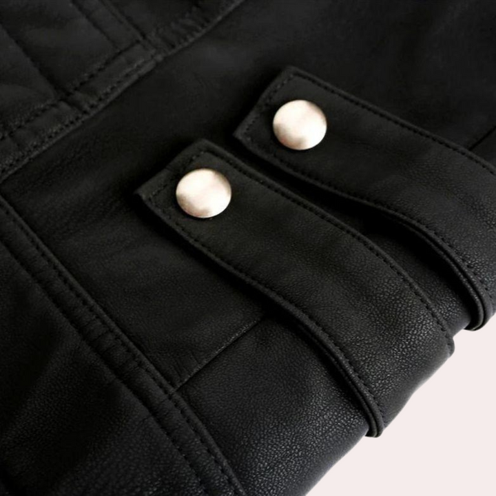 Zwarte leren jas met zilveren knopen, stijlvolle details, hoogwaardige afwerking. Perfect voor modebewuste mannen. Luxe herenkleding.
