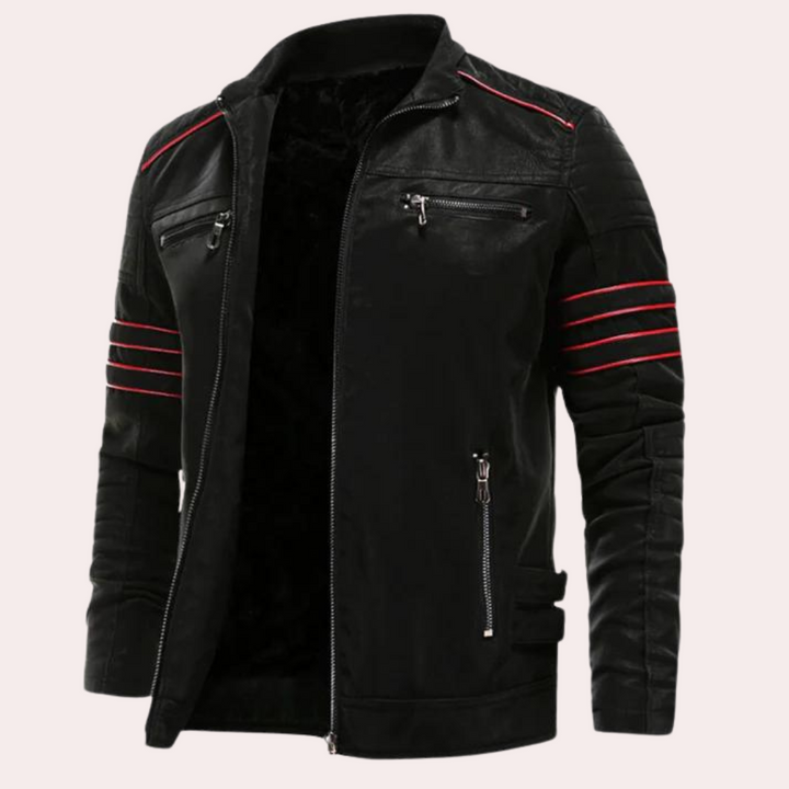 Zwarte leren jas met rode strepen, ritssluitingen en zakken. Stijlvolle herenjas, motorjack, modieuze bovenkleding, casual en trendy design.
