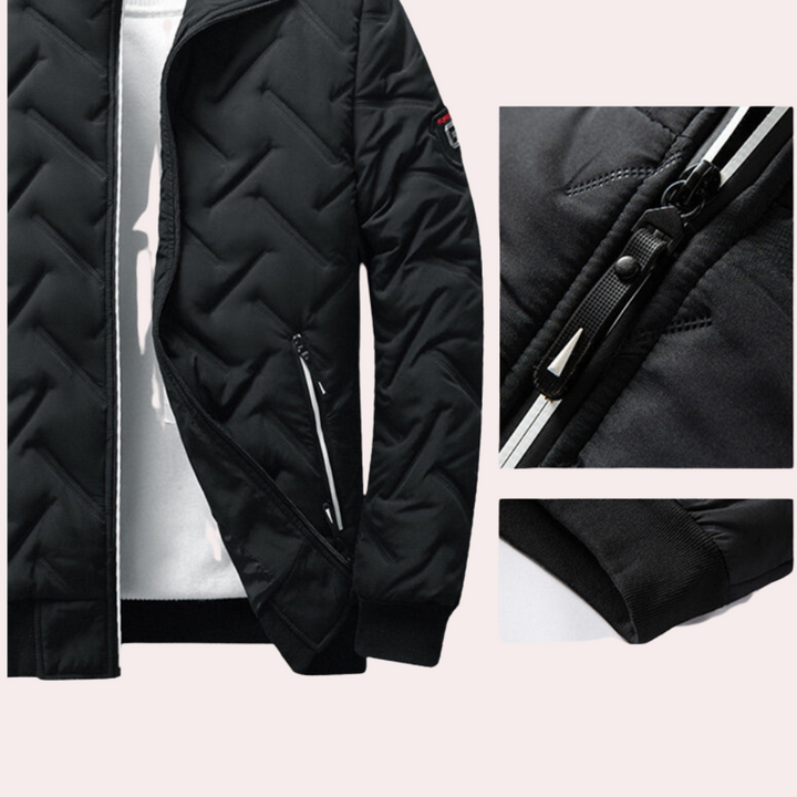 Zwarte gewatteerde herenjas met ritssluiting, geribbelde boorden en zakken. Stijlvolle winterjas, warme jas voor heren, modieuze buitenkleding.