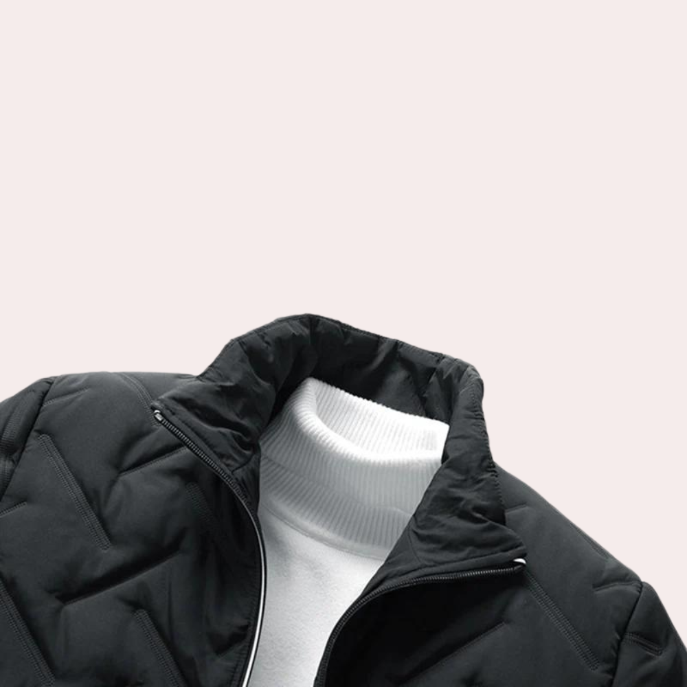 Zwarte gewatteerde jas met opstaande kraag, gedragen over witte trui. Stijlvolle wintermode, herenjas, warme kleding, minimalistisch design.