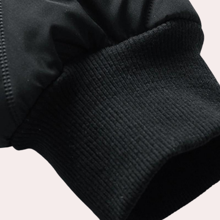 Zwarte jas met elastische geribbelde manchetten, detailopname. Hoogwaardige winterkleding, duurzame stof, stijlvol ontwerp.