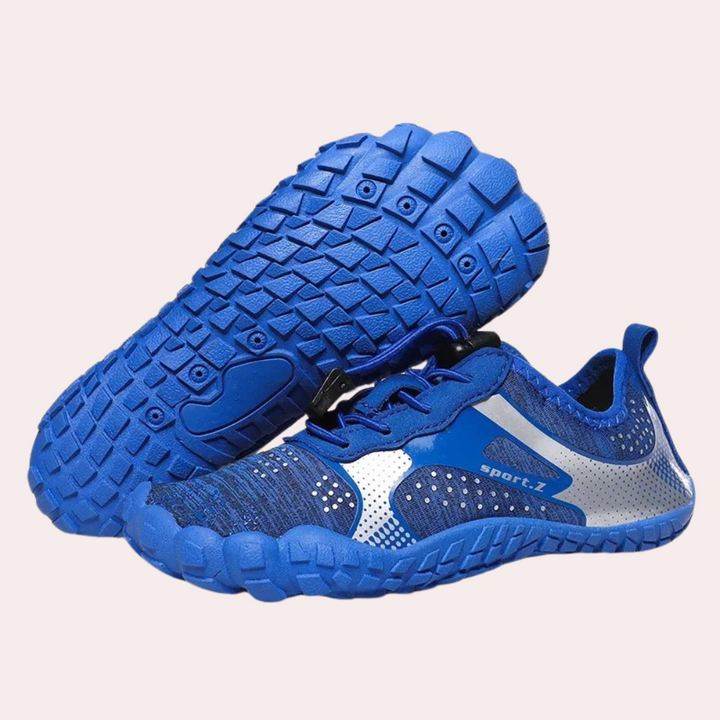Blauwe sportschoenen met antislip zool, ademend mesh en zilveren accenten. Ideaal voor hardlopen en fitness. Comfortabele en duurzame pasvorm.