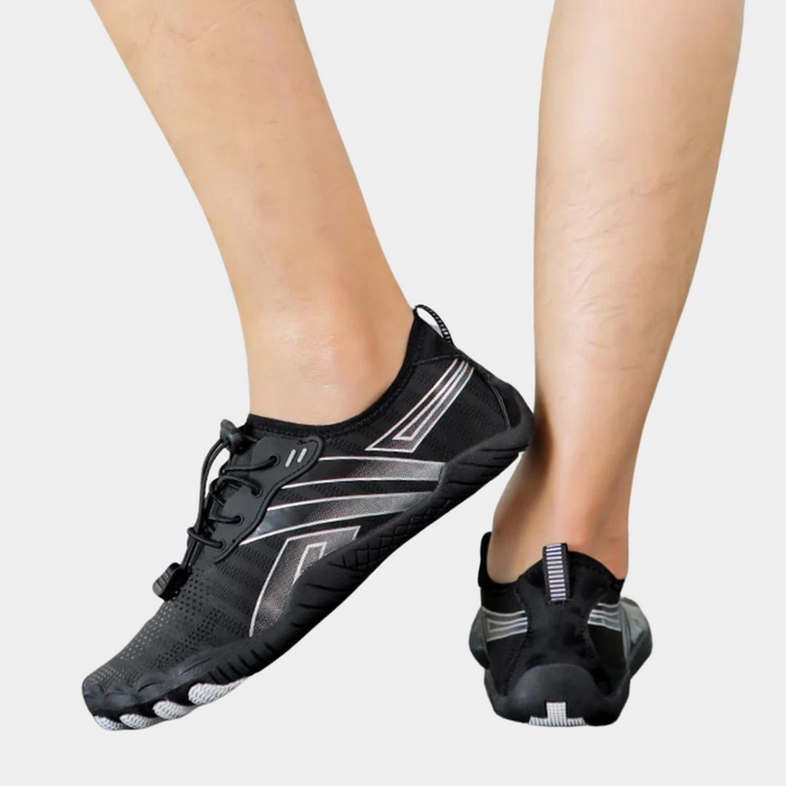Zwarte minimalistische sportschoenen met witte strepen, ademend mesh, vetersluiting en flexibele zool, ideaal voor hardlopen en fitness.