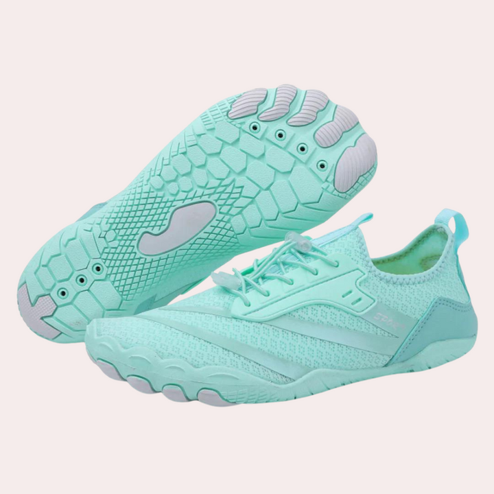 Mintgroene minimalistische hardloopschoenen met flexibele zool en ademend mesh, ideaal voor sport en fitness. Lichtgewicht en duurzaam ontwerp.
