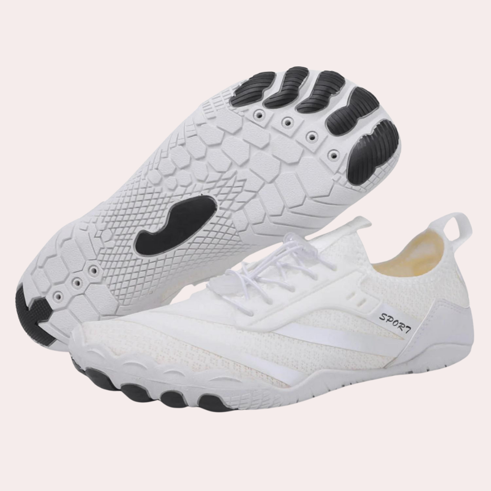 Witte sportschoenen met zwarte zool, minimalistisch ontwerp, ademend mesh-materiaal, geschikt voor hardlopen en fitness. Unisex barefoot sneakers.