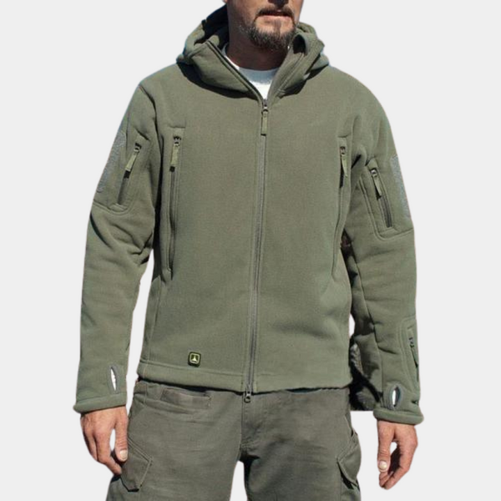 Olijfgroene tactische fleecejas met capuchon, rits en meerdere zakken. Ideaal voor outdooractiviteiten en survival. Comfortabel en duurzaam ontwerp.