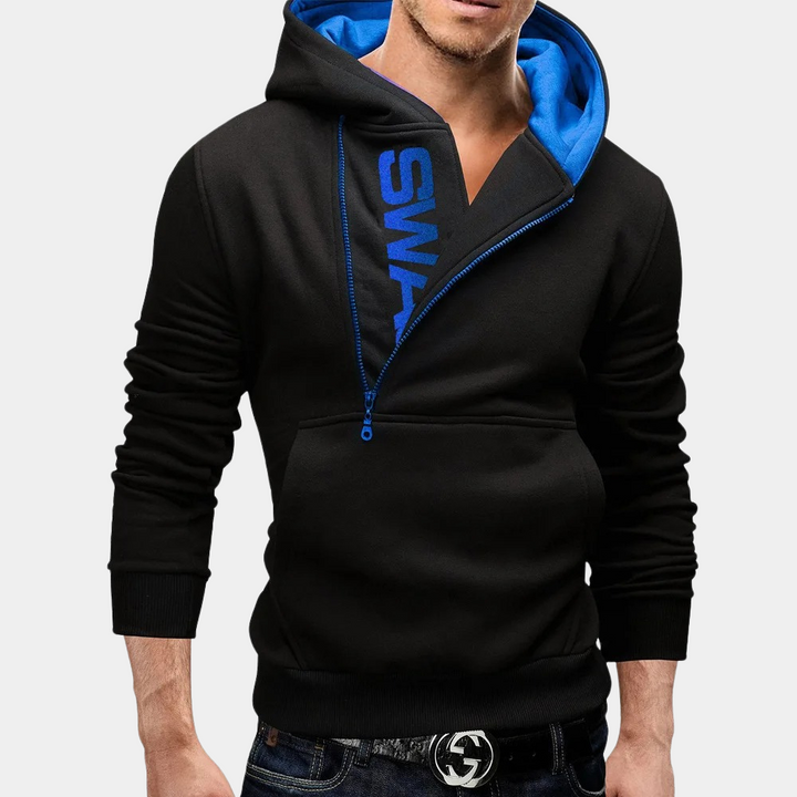 Zwarte hoodie met blauwe voering en diagonale rits, casual herenkleding, comfortabele pasvorm, trendy streetwear, mode voor mannen.