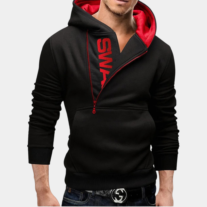 Zwarte hoodie met rode voering en schuine rits, casual streetwear voor heren. Comfortabele pasvorm, ideaal voor dagelijks gebruik.