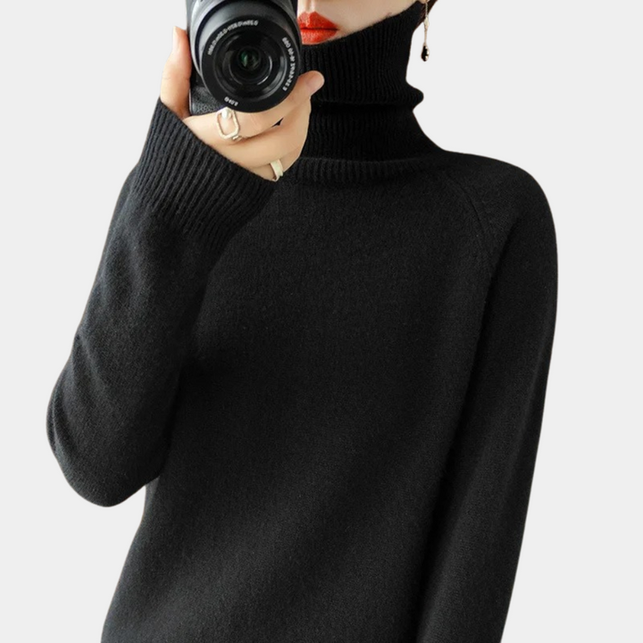 Zwarte coltrui damesmode, close-up met camera. Stijlvolle winterkleding, minimalistisch design, trendy en elegant. Perfect voor casual en chique looks.