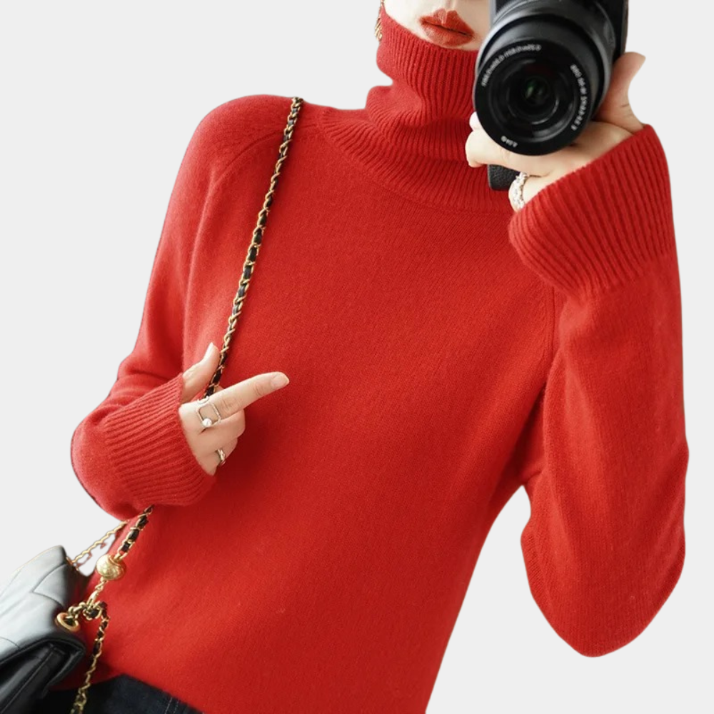 Vrouw in rode coltrui met camera en zwarte schoudertas. Modieuze winterkleding, warme trui, damesmode, casual stijl, herfstoutfit.