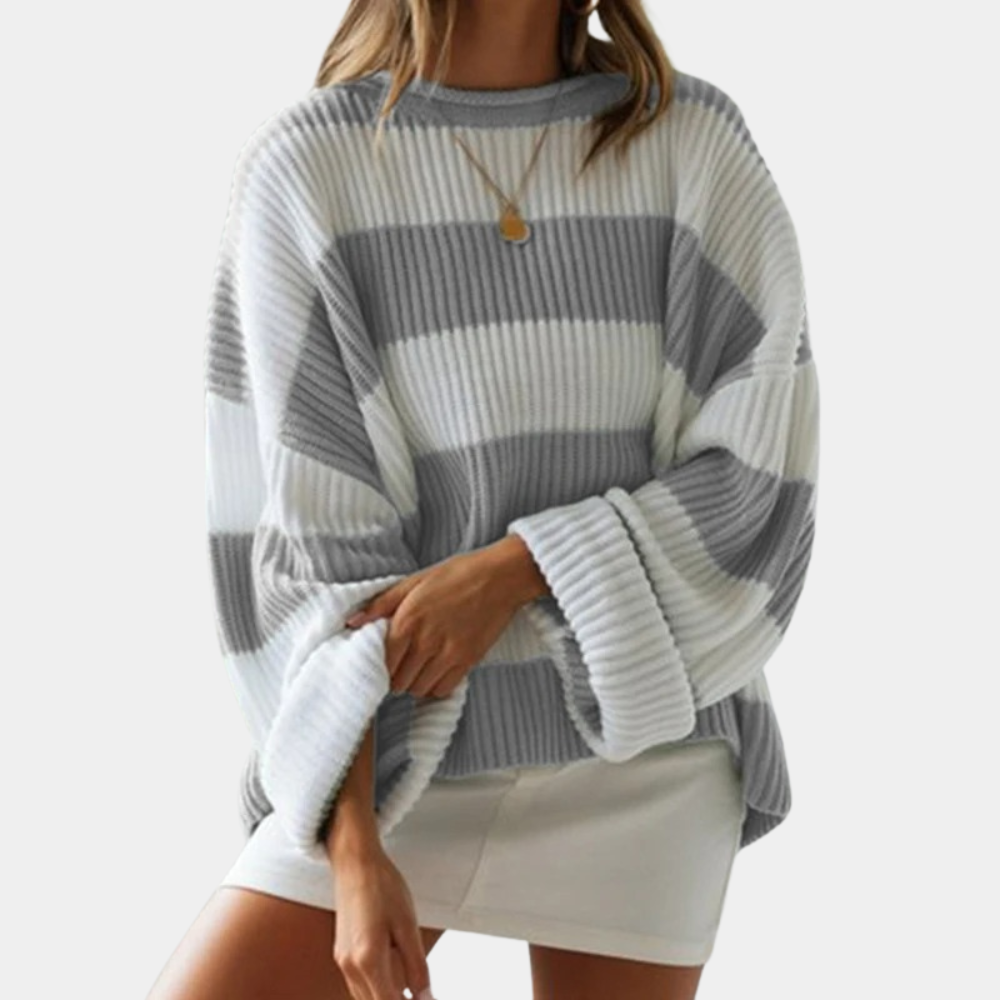 Grijze en witte gestreepte oversized trui, geribbelde stof, gedragen door model. Modieuze dameskleding, casual herfst- en winterstijl.