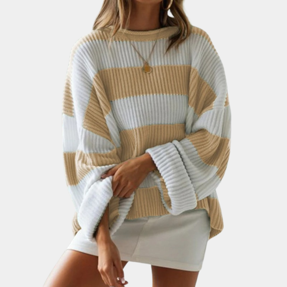 Vrouw draagt oversized gestreepte trui in khaki en wit, gecombineerd met een witte rok. Modieuze herfstkleding, casual stijl, comfortabele pasvorm.