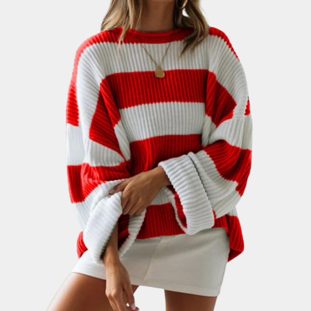 Vrouw draagt rood-wit gestreepte oversized trui, geribbelde stof, casual stijl, gecombineerd met witte rok. Trendy damesmode, herfstkleding.