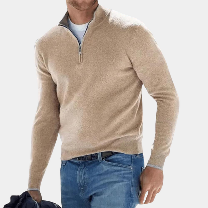 Beige trui met halve rits voor heren, gecombineerd met blauwe jeans. Stijlvolle casual outfit, ideaal voor herfst- en wintermode.