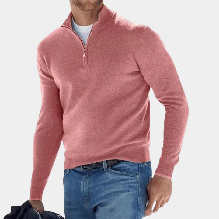 Roze heren trui met halve rits, casual stijl, gedragen door model met blauwe jeans. Perfect voor modieuze herenkleding en wintermode.