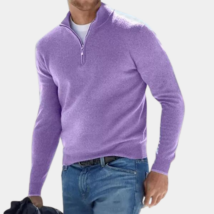 Paarse herentrui met halve rits, gedragen door model met blauwe jeans. Stijlvolle casual outfit, perfect voor herfst- en wintermode.