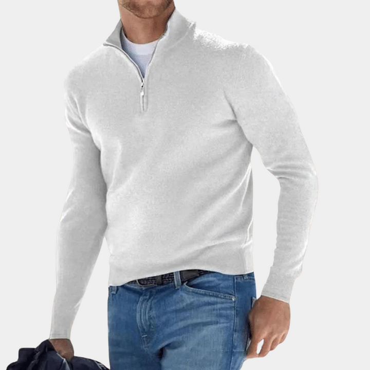 Witte herentrui met halve rits, gedragen door model. Stijlvolle casual outfit, ideaal voor herfst en winter. Comfortabele pasvorm, modieuze look.