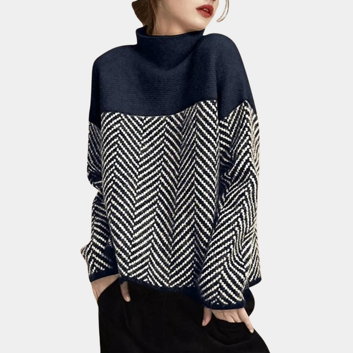 Donkerblauwe damestrui met visgraatpatroon, hoge kraag en lange mouwen. Modieuze winterkleding, warme gebreide stof.