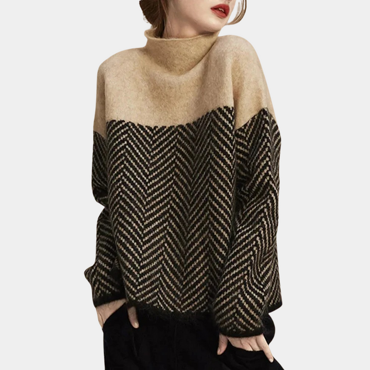 Vrouw draagt een stijlvolle khaki trui met visgraatpatroon, hoge kraag en lange mouwen. Perfect voor herfstmode en casual chique outfits.