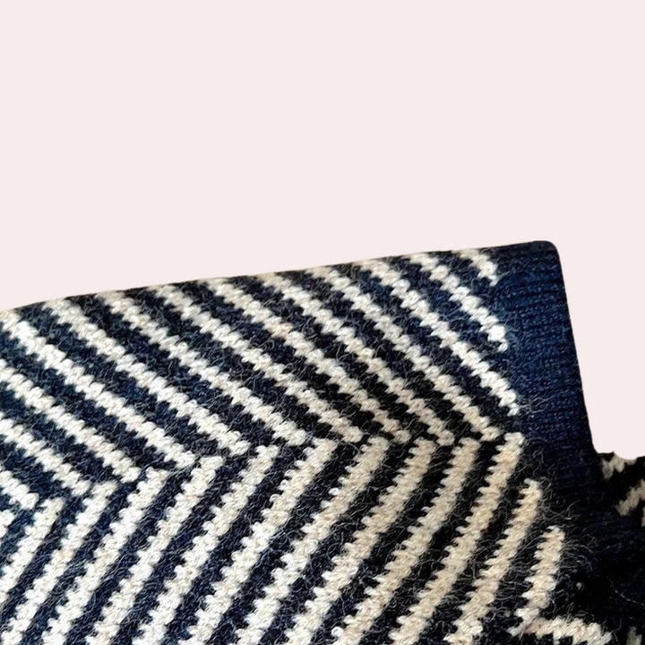 Gestreepte zwart-witte trui met diagonale patronen, gebreid van zachte wol. Modieuze dameskleding, ideaal voor herfst- en winterseizoenen.