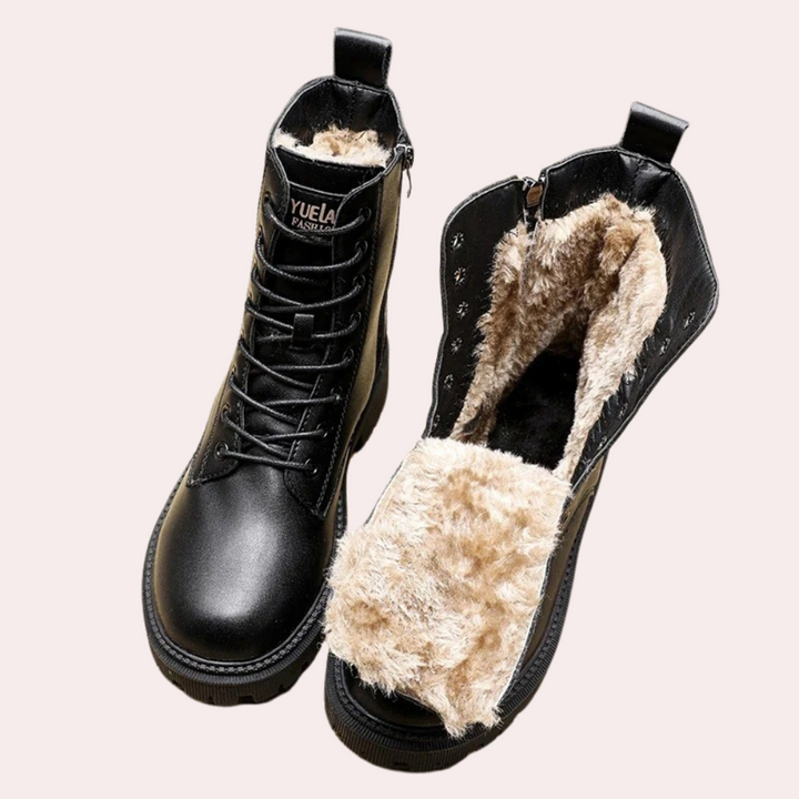 Zwarte leren laarzen met veters en warme, beige voering. Winterlaarzen voor dames, stijlvol en comfortabel. Perfect voor koude dagen.