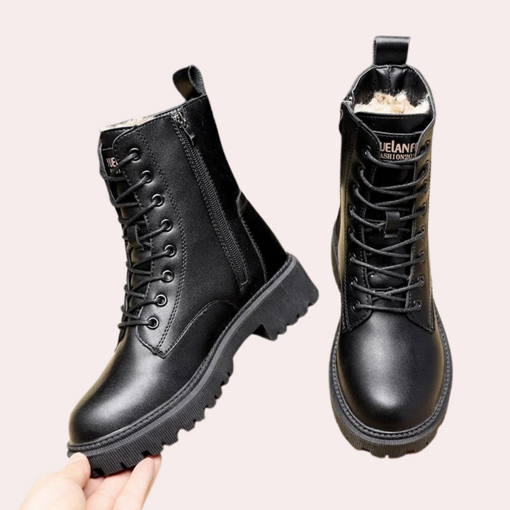 Zwarte leren veterlaarzen met dikke zool, warme voering en ritssluiting. Modieuze damesboots, ideaal voor winter en outdoor activiteiten.