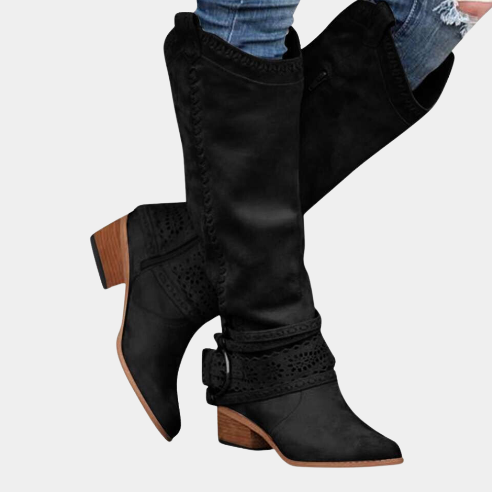 Zwarte dameslaarzen met hak, suède look, decoratieve gespen en geperforeerde details. Perfect voor herfstmode en casual outfits.