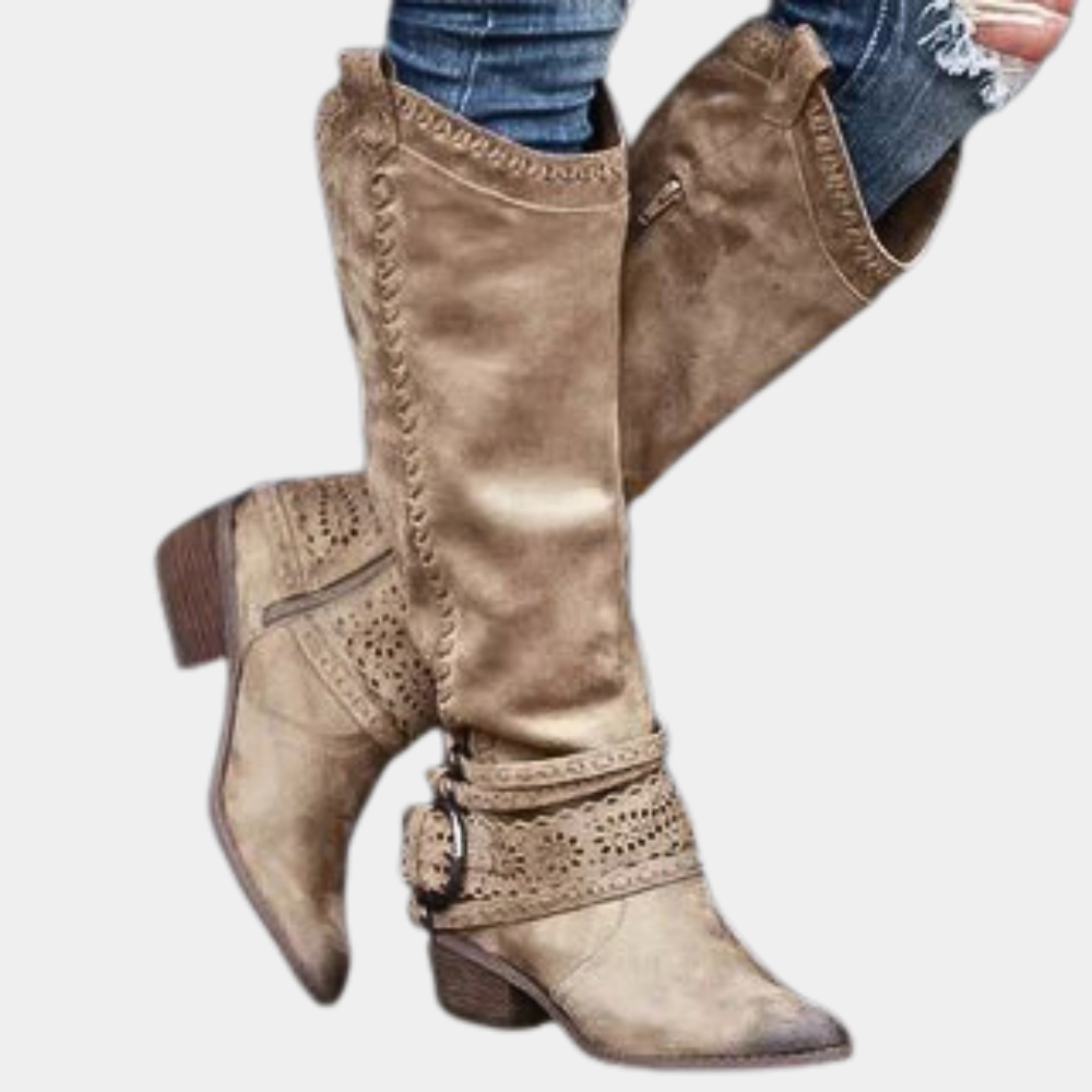 Bruine dameslaarzen met hak, decoratieve stiksels en gespen, perfect voor herfstmode. Stijlvolle hoge laarzen voor casual en chique outfits.