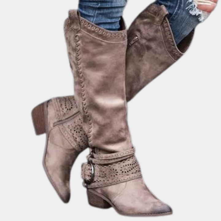 Hoge khaki laarzen met gespen en geperforeerd ontwerp, ideaal voor damesmode. Perfecte herfst- en winterstijl. Comfortabele en trendy schoenen.