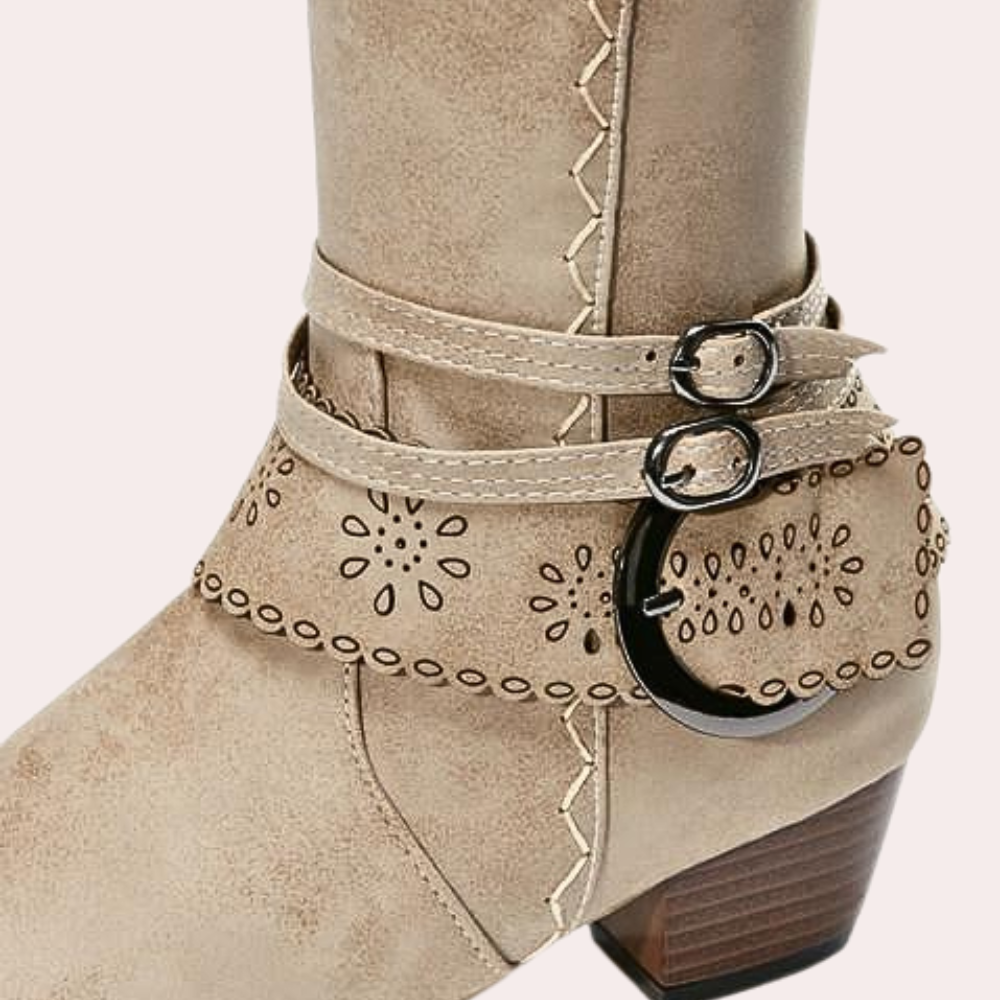 Beige enkellaars met decoratieve stiksels en gespen, lage hak. Modieuze dameslaars, perfect voor casual en chique outfits.