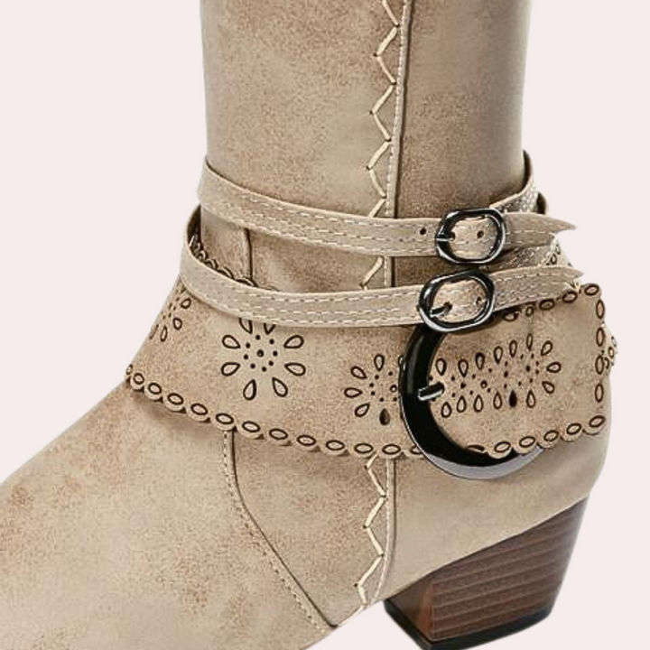Beige enkellaars met decoratieve stiksels en gespen, lage hak. Modieuze dameslaars, perfect voor casual en chique outfits.