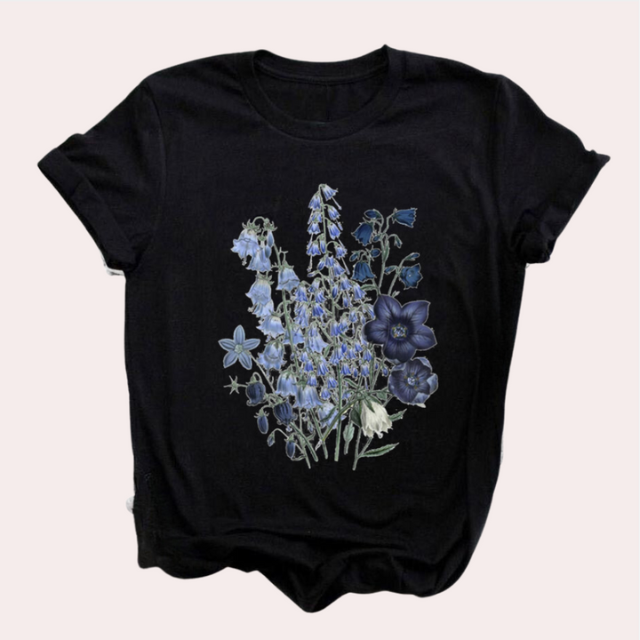 Zwarte T-shirt met blauwe bloemenprint, damesmode, casual kleding, botanisch ontwerp, korte mouwen, trendy en stijlvol, comfortabele pasvorm.