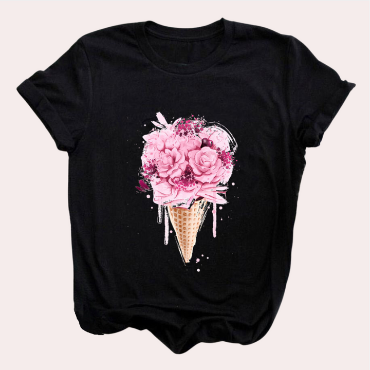 Zwarte T-shirt met roze bloemen in een ijshoorntje print, trendy damesmode, casual kleding, unieke grafische ontwerpen, zomerstijl.