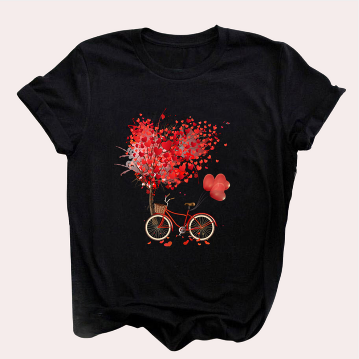 Zwart T-shirt met rode fiets en hartvormige ballonnen, perfect voor Valentijnsdag. Romantisch ontwerp, ideaal als cadeau voor geliefden.