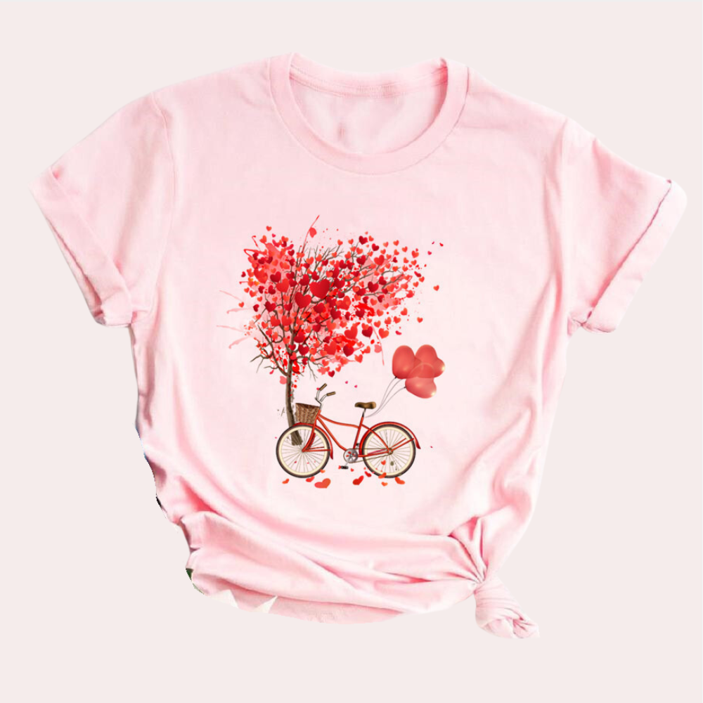 Roze T-shirt met rode fiets en hartvormige boomprint, damesmode, casual kleding, trendy ontwerp, lente/zomer outfit, comfortabele pasvorm.