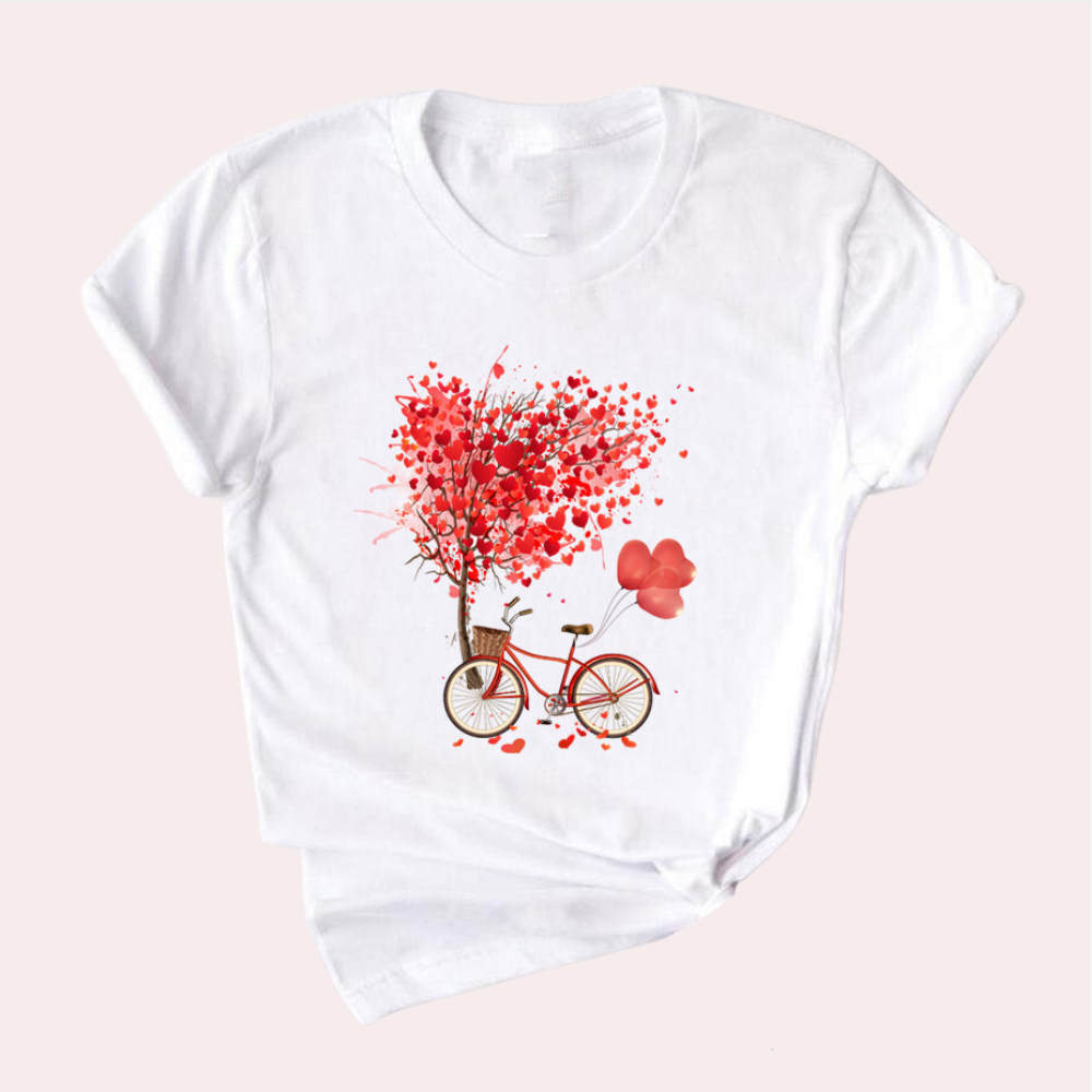 Wit T-shirt met rode fiets en boom van hartvormige bladeren, romantisch ontwerp. Perfect voor Valentijnsdag, casual mode, dameskleding.