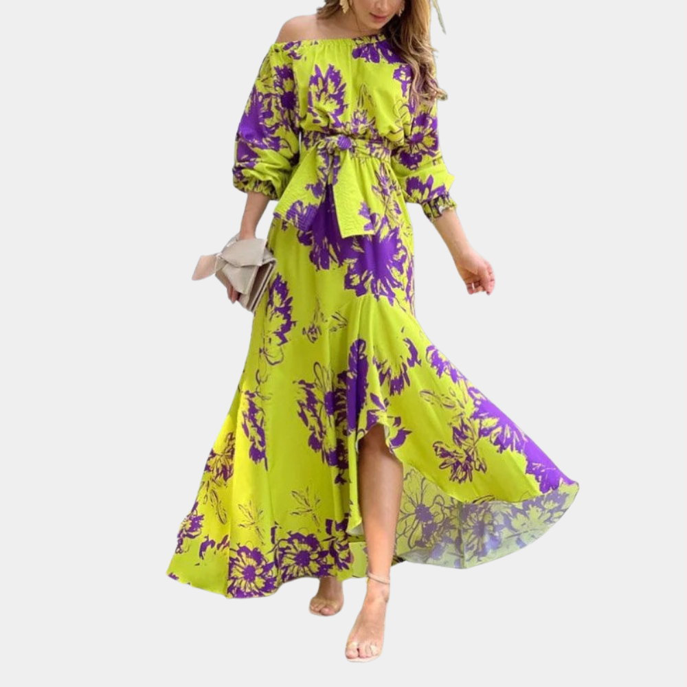 Vrouw in gele maxi-jurk met paarse bloemenprint, off-shoulder ontwerp, lange mouwen, elegante zomermode, stijlvolle dameskleding.