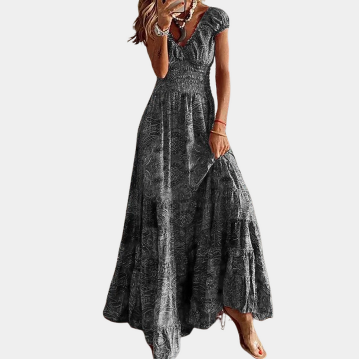 Grijze maxi-jurk met korte mouwen, bohemian stijl, vrouwelijk design, ideaal voor zomer, casual en elegante gelegenheden.
